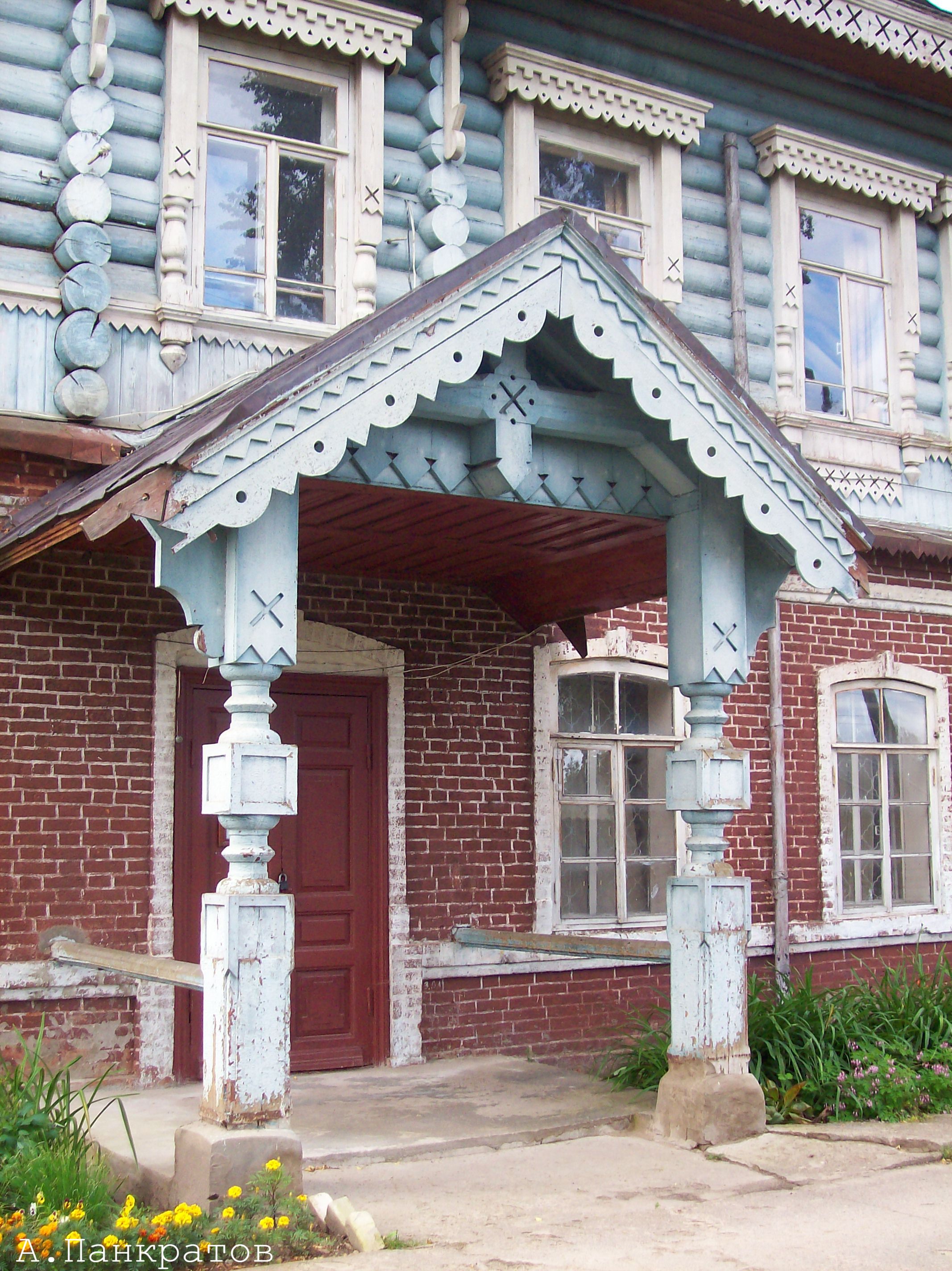 Лальск, крыльцо музея